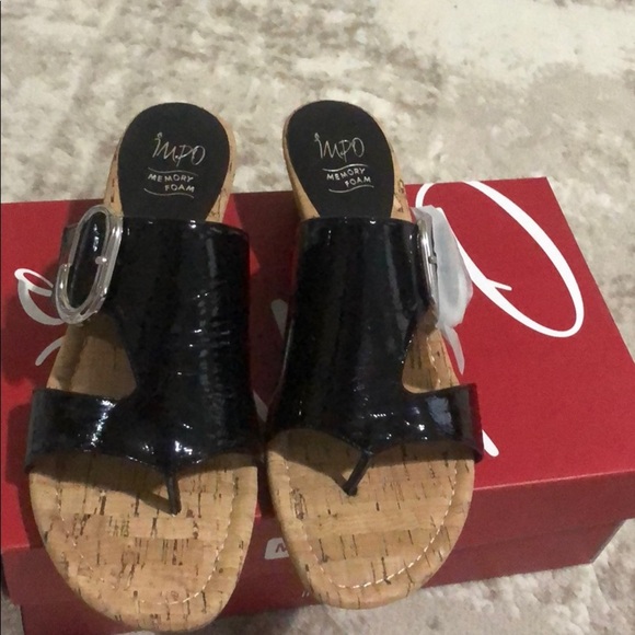 SOLD Impo sandals - Picture 4 of 13